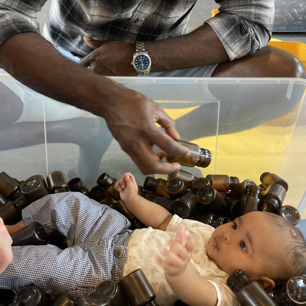 Dettaglio neogenitori in gioco