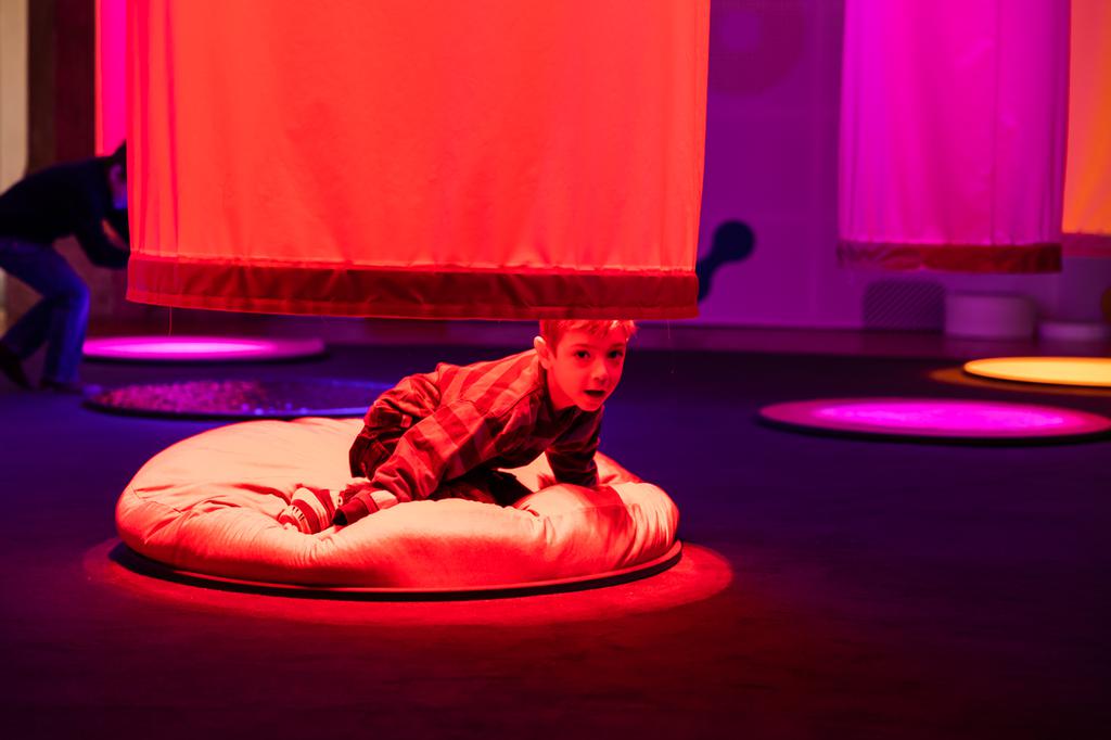 Installazione tubi colorati e luci